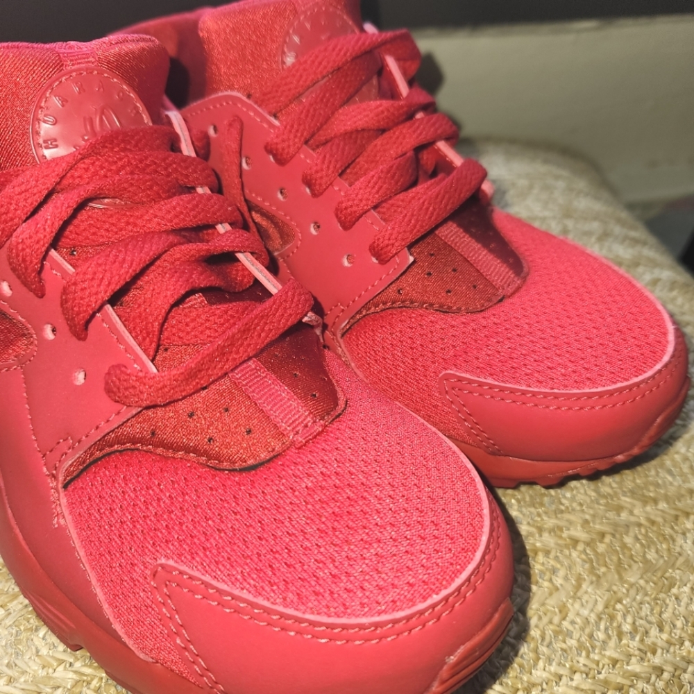 Huarache by Nike size US 4Y NEW NEW!!! In perfect condition never wore color red
